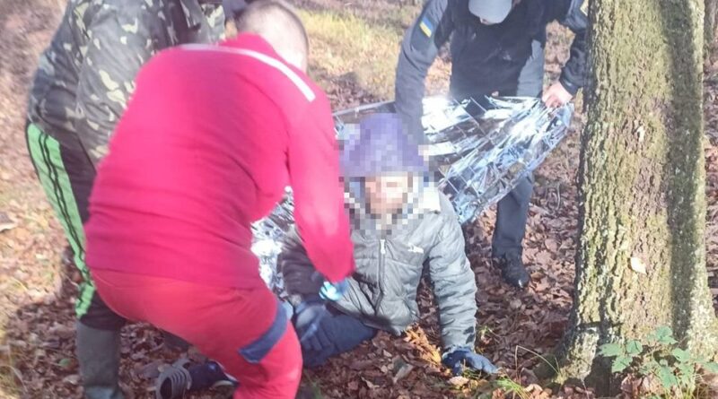 DrogMedia Винесли на руках: на Дрогобиччині розшукали чоловіка, який 8 днів пробув у лісі