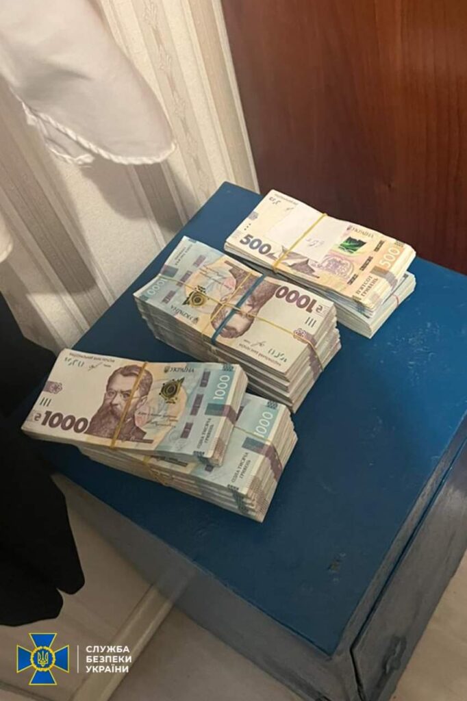 DrogMedia Мільйони готівки, проросійська література і громадяни рф - що знайшла СБУ у лаврах УПЦ (МП)
