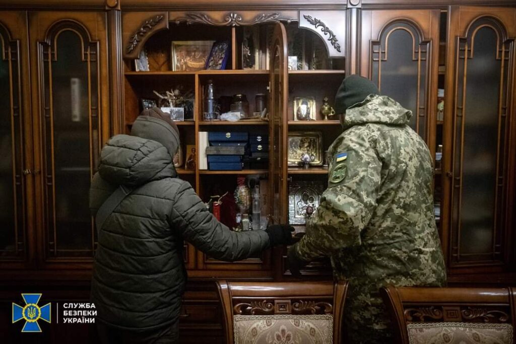 DrogMedia Мільйони готівки, проросійська література і громадяни рф - що знайшла СБУ у лаврах УПЦ (МП)