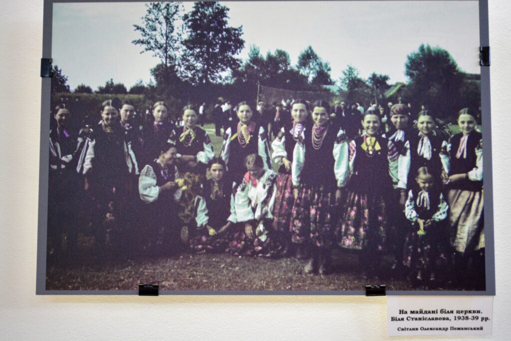 DrogMedia У музеї Івана Франка в Нагуєвичах презентували виставку кольорових світлин Олександра Пежанського «Перший колір»