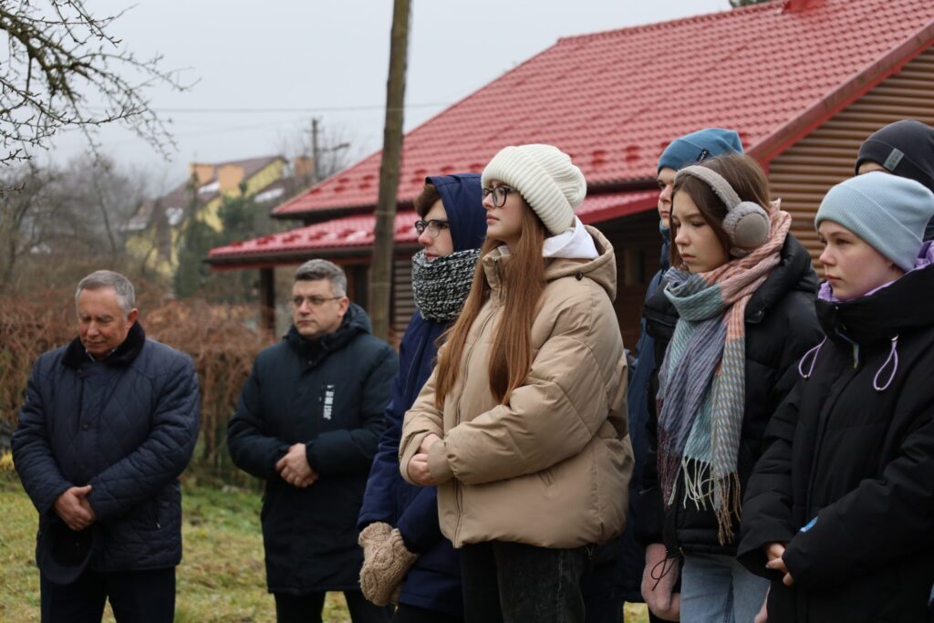 У Бориславі відкрили меморіальну дошку видатному уродженцю Тустанович Роману Дашкевичу 2 DrogMedia У Бориславі відкрили меморіальну дошку видатному уродженцю Тустанович Роману Дашкевичу