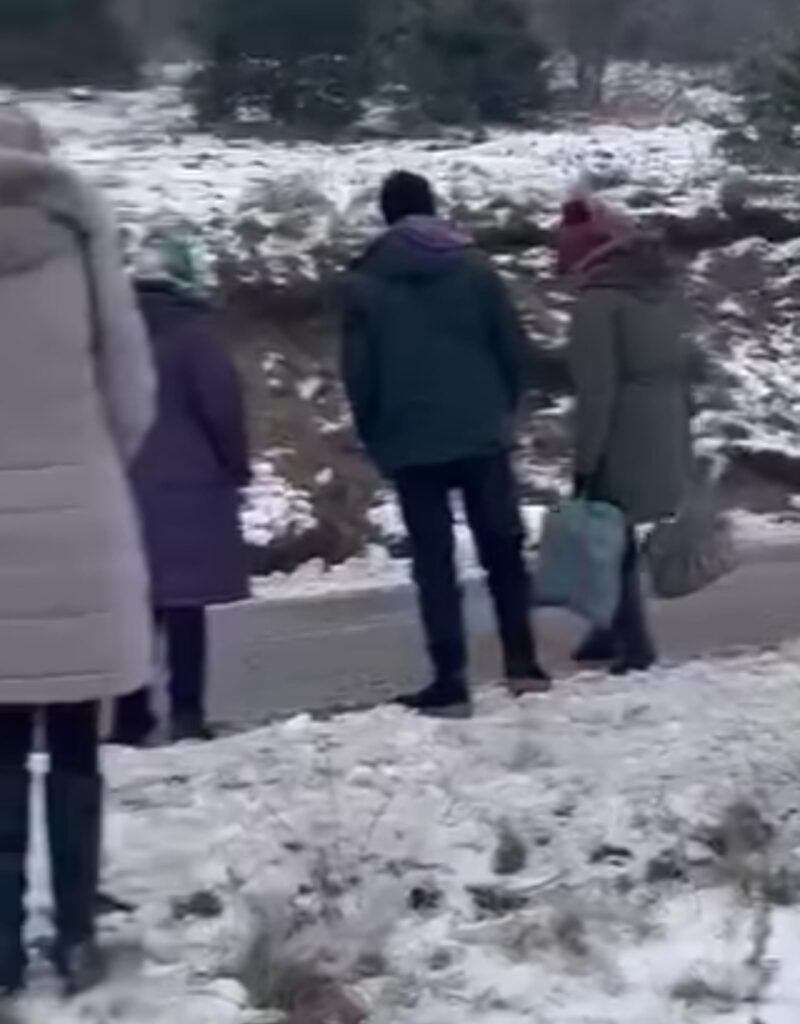 У Східницькій громаді водій автобуса самотужки посипав дорогу грунтом iз узбіччя 3 DrogMedia У Східницькій громаді водій автобуса самотужки посипав дорогу грунтом iз узбіччя