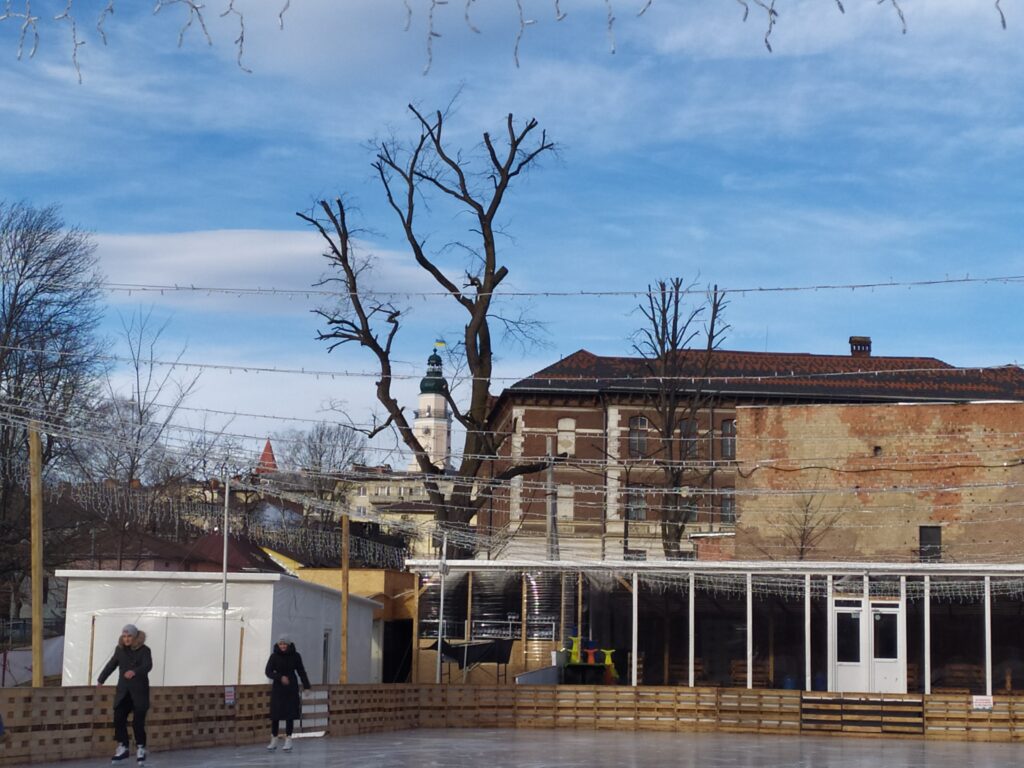 DrogMedia У Дрогобичі відкрили ковзанку. ЦІНИ