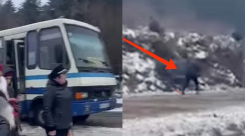 DrogMedia У Східницькій громаді водій автобуса самотужки посипав дорогу грунтом iз узбіччя