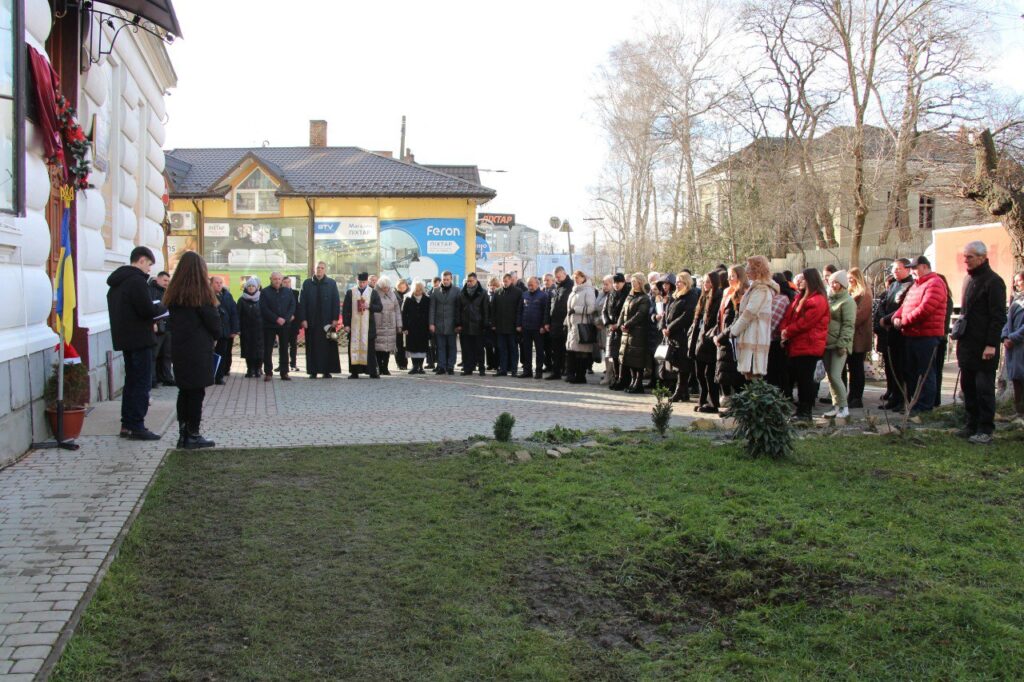 На фасаді Ліцею №3 в Дрогобичі відкрили меморіальну таблицю на честь В.Чорновола 4 DrogMedia На фасаді Ліцею №3 в Дрогобичі відкрили меморіальну таблицю на честь В.Чорновола