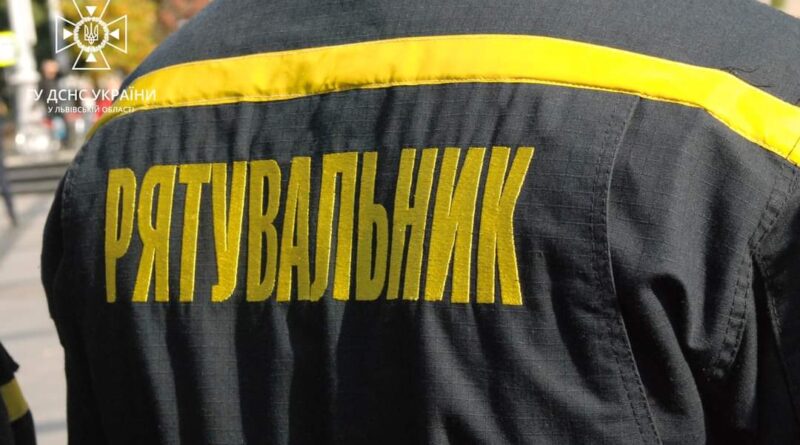 DrogMedia У Бориславі рятувальники буксирували "швидку" до жінки з інсультом