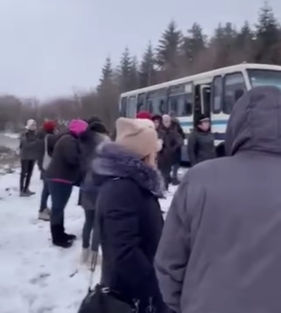 DrogMedia У Східницькій громаді водій автобуса самотужки посипав дорогу грунтом iз узбіччя