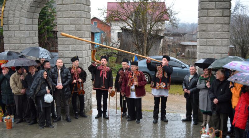 DrogMedia У Нагуєвичі з колядою завітали гуцули з Криворівні. ВІДЕО. ФОТО