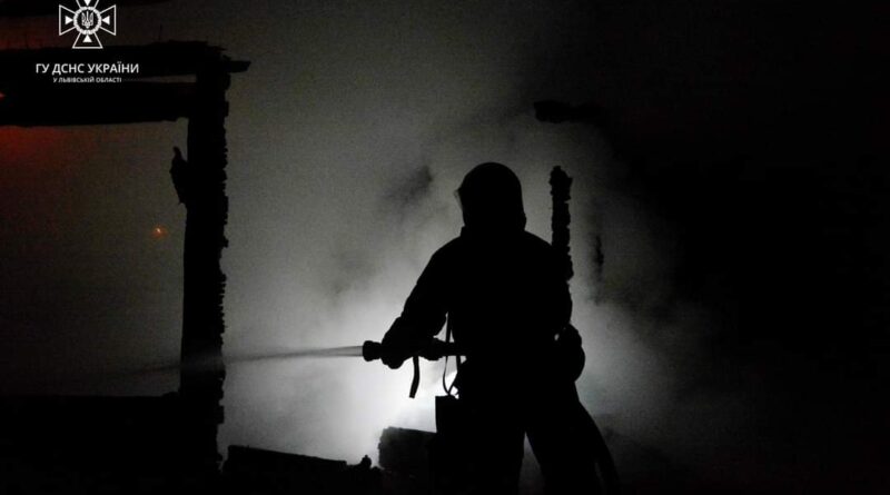 DrogMedia На Дрогобиччині горів будинок, вогнеборці не допустили розгортання на 3 сусідні