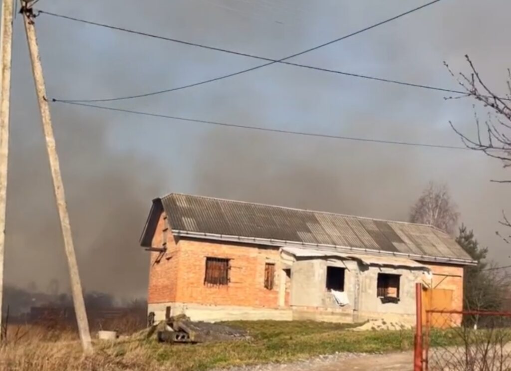 Біля Старого Села підпалили сухостій 2 Біля Старого Села