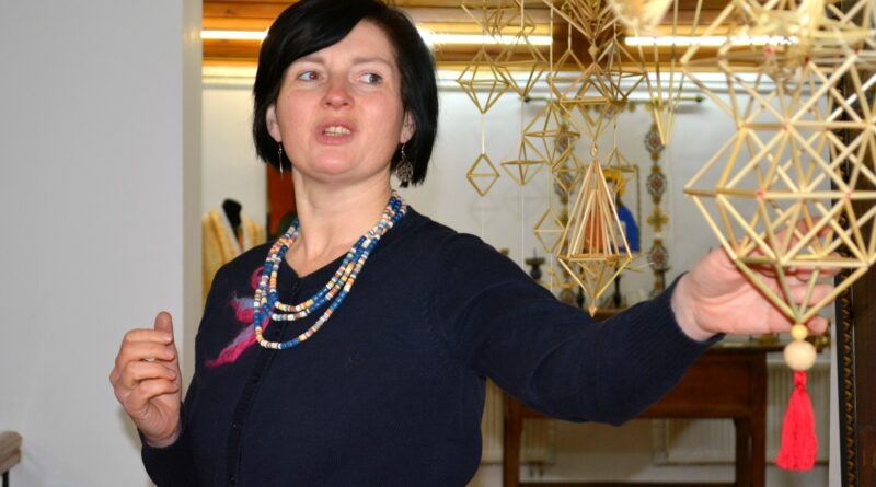 DrogMedia У Музеї Франка відкрили виставку солом'яних «павуків» авторства Галини Данило. ФОТО