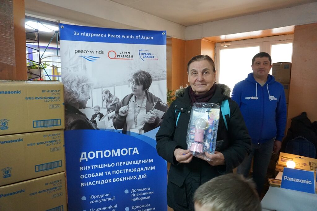 DrogMedia Японське світло для українців: БФ “Право на захист” привіз для ВПО в Дрогобичі ліхтарі Panasonic