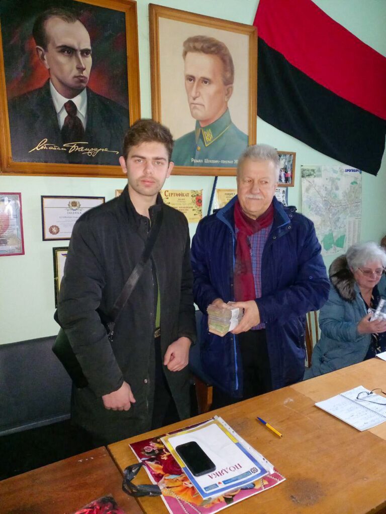 DrogMedia Дитячий парламент спільно із Братством УПА в Дрогобичі наколядували 33,6 тис. грн. для ЗСУ