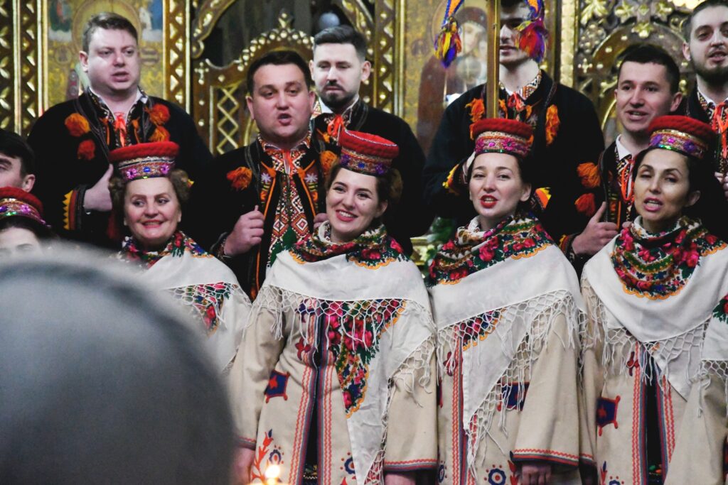 Ансамбль «Верховина» попрощався з колядою та зібрав кошти на авто для ЗСУ 4 DrogMedia Ансамбль «Верховина» попрощався з колядою та зібрав кошти на авто для ЗСУ