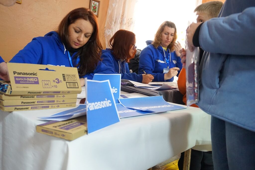 Японське світло для українців: БФ “Право на захист” привіз для ВПО в Дрогобичі ліхтарі Panasonic 2 DrogMedia Японське світло для українців: БФ “Право на захист” привіз для ВПО в Дрогобичі ліхтарі Panasonic