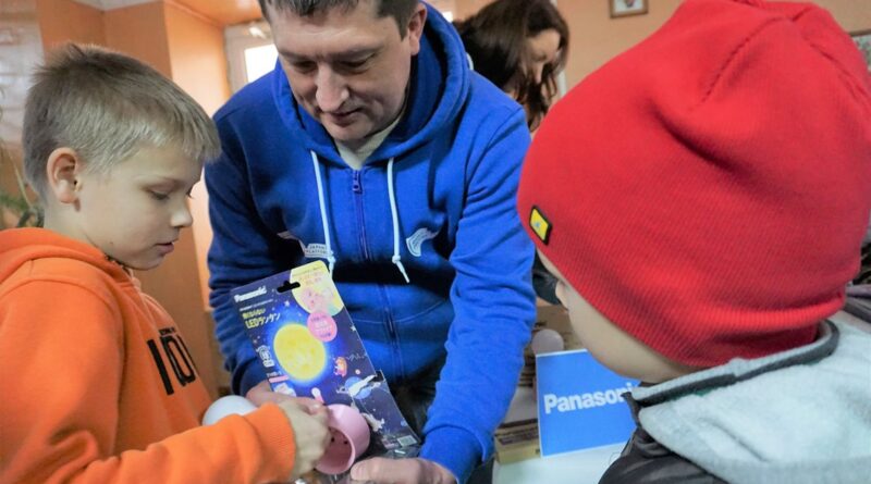 DrogMedia Японське світло для українців: БФ “Право на захист” привіз для ВПО в Дрогобичі ліхтарі Panasonic