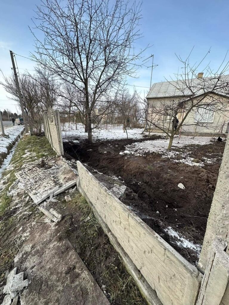 DrogMedia На Золочівщині ракета окупантів впала біля автобусної зупинки. ФОТО