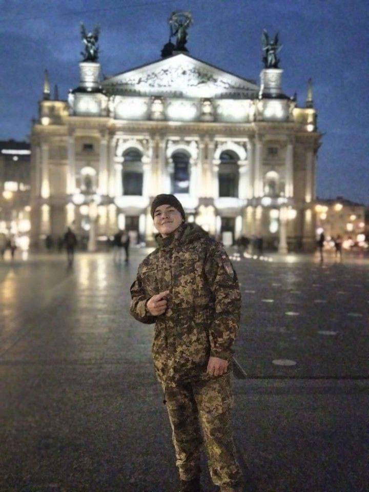 Юнак з Борислава, який, захищаючи бабусю, отримав кулю - ліцеїст-крутянин 2 DrogMedia Юнак з Борислава, який, захищаючи бабусю, отримав кулю - ліцеїст-крутянин