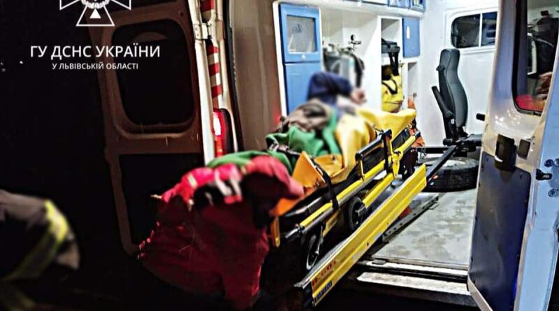 DrogMedia У Бориславі рятувальники близько 200 м несли 84-річного хворого до "швидкої"