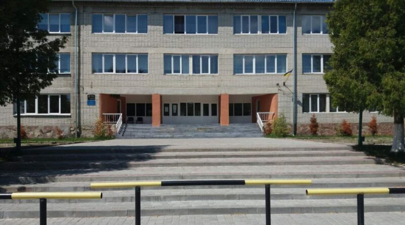 DrogMedia Освітяни та громада Опаки стали на захист своєї школи