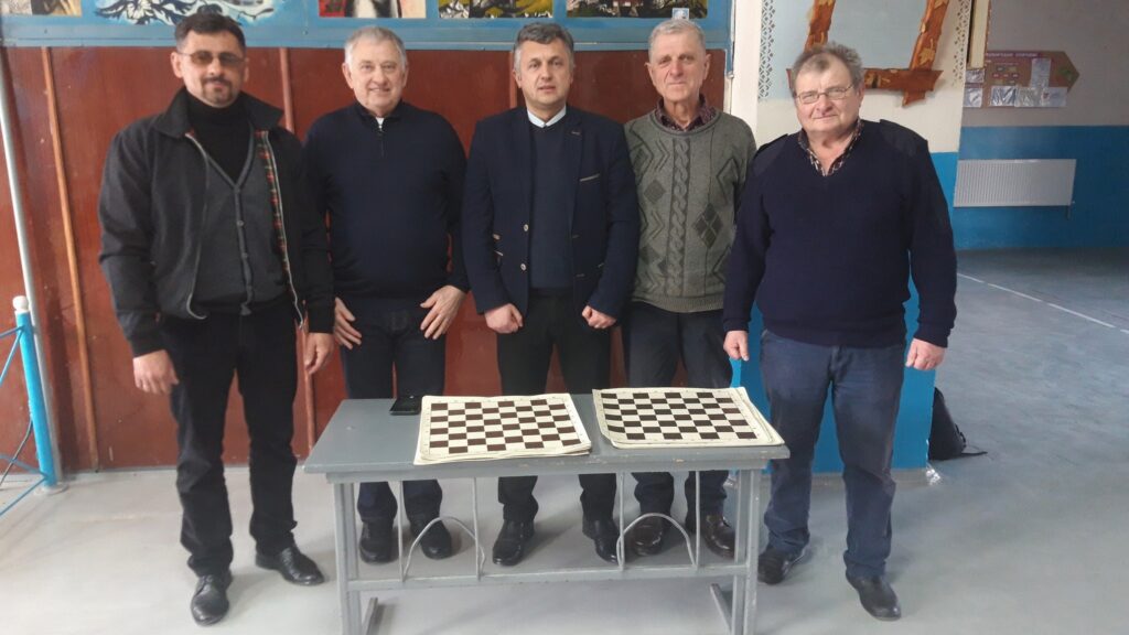 Школярі Опаки отримали комплекти шахів та шахівниць від Дрогобицького клубу "Софія" 6 DrogMedia Школярі Опаки отримали комплекти шахів та шахівниць від Дрогобицького клубу "Софія"