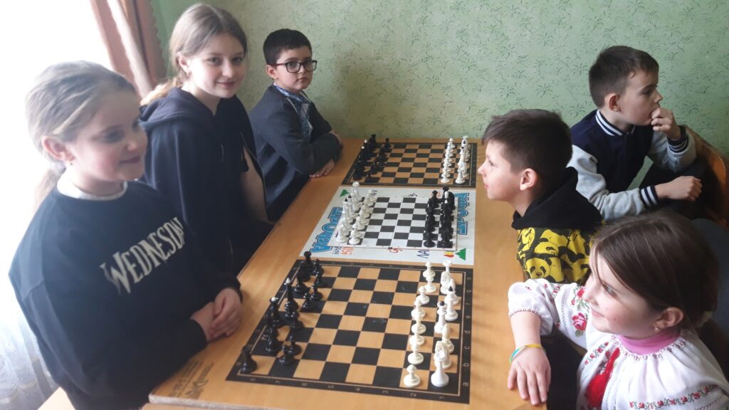 Школярі Опаки отримали комплекти шахів та шахівниць від Дрогобицького клубу "Софія" 2 DrogMedia Школярі Опаки отримали комплекти шахів та шахівниць від Дрогобицького клубу "Софія"
