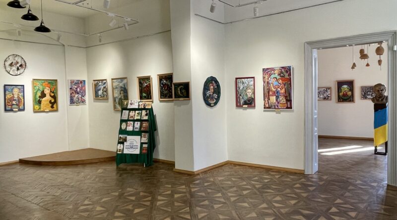 DrogMedia У дрогобицькій галереї сучасного мистецтва експонують виставку «Трійця з нами»