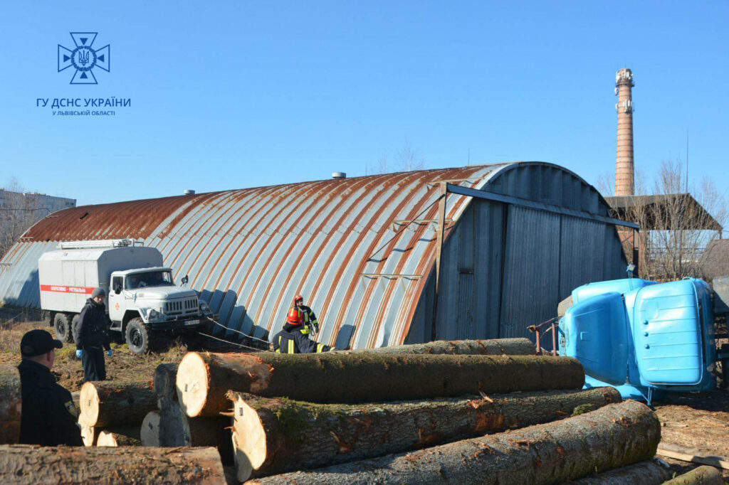 DrogMedia У Дрогобичі чоловіка на смерть затисло автокраном