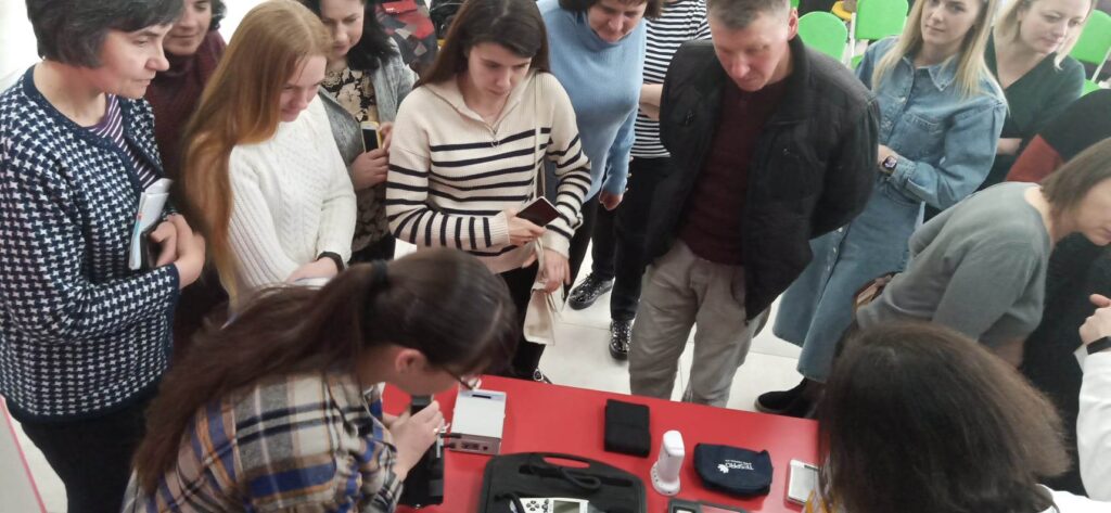 Бориславські учні проводитимуть хіміко-біологічні дослідження на новітньому обладнанні 3 DrogMedia Бориславські учні проводитимуть хіміко-біологічні дослідження на новітньому обладнанні