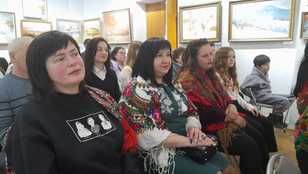 DrogMedia Символ жіночності: у Бориславі провели майстер-клас з хусткування