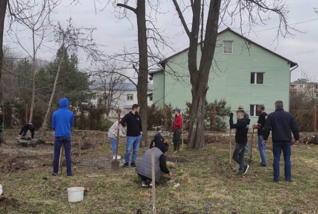 У Бориславі на території меморіальної площі висадили дерева та червонокнижні рослини 2 DrogMedia У Бориславі на території меморіальної площі висадили дерева та червонокнижні рослини