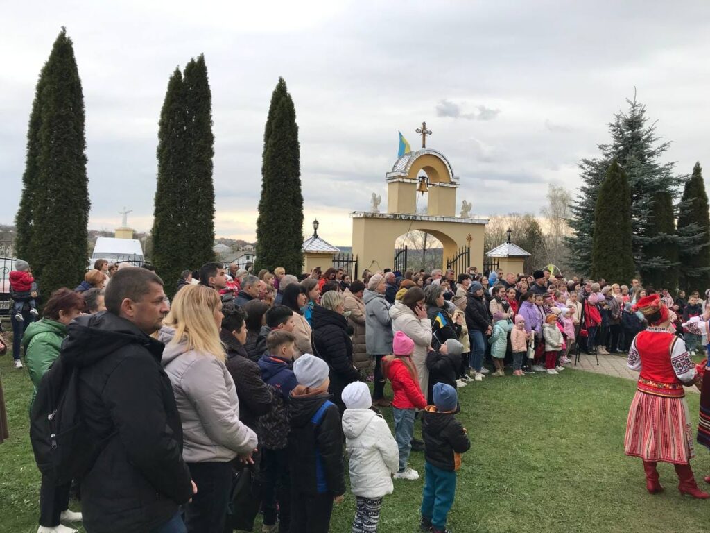 DrogMedia У Рихтичах на благодійному концерті "Верховини" та ярмарку зібрали 33,77 тис. грн для ЗСУ