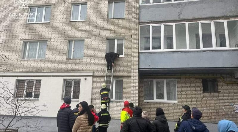 DrogMedia У Дрогобичі 3-річна дитина сама закрилася в квартирі