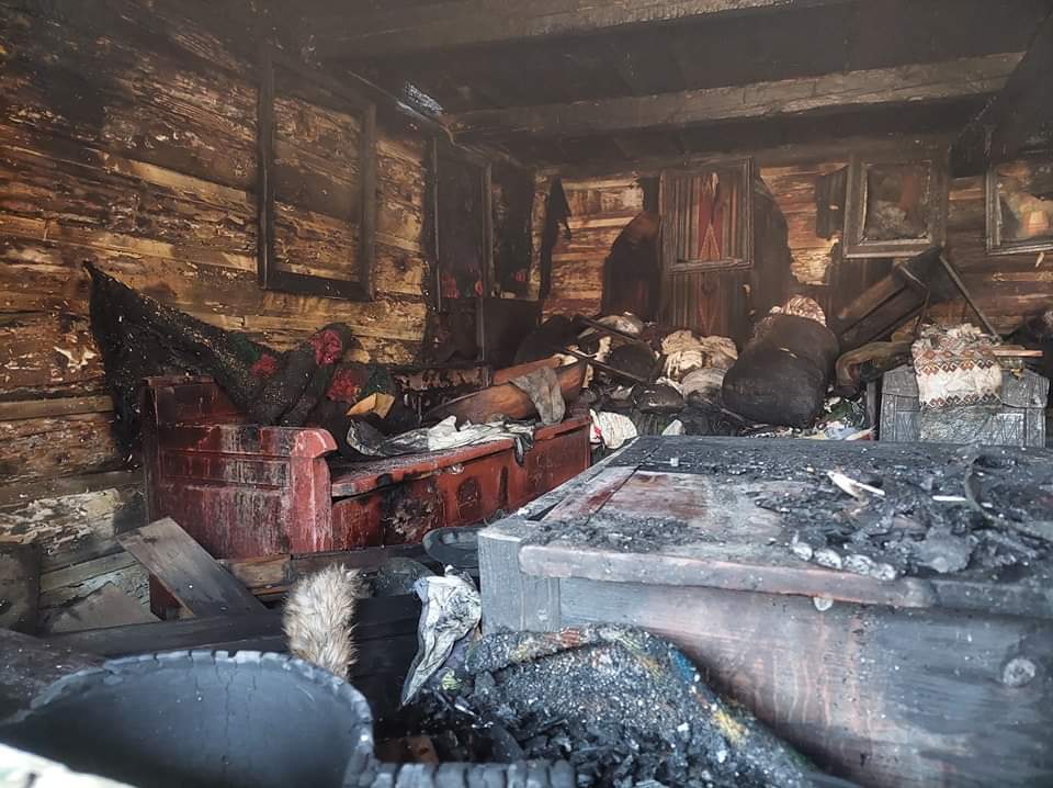 У Бориславі згорів унікальний музей "Карпатська хата". ФОТО 5 DrogMedia У Бориславі згорів унікальний музей "Карпатська хата". ФОТО