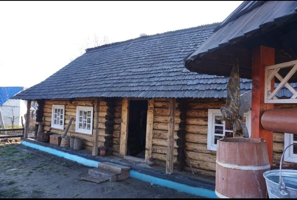 DrogMedia У Бориславі згорів унікальний музей "Карпатська хата". ФОТО