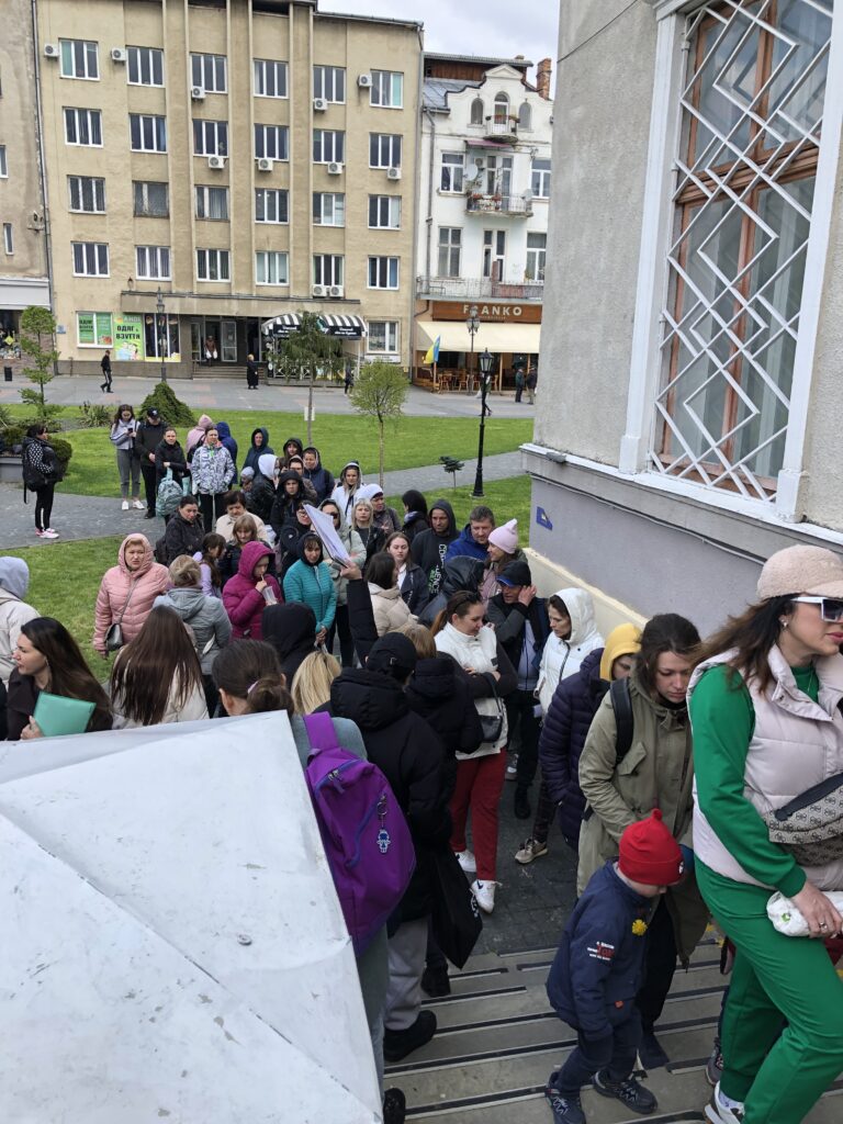 Гуманітарна допомога та юридичні і психологічні послуги: БФ “Право на захист” знову відвідав Дрогобич 4 DrogMedia Гуманітарна допомога та юридичні і психологічні послуги: БФ “Право на захист” знову відвідав Дрогобич