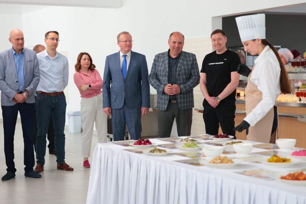 У Меденицькому профліцеї відкрили кухню-лабораторію, де готуватимуть за Клопотенком 6 DrogMedia У Меденицькому профліцеї відкрили кухню-лабораторію, де готуватимуть за Клопотенком