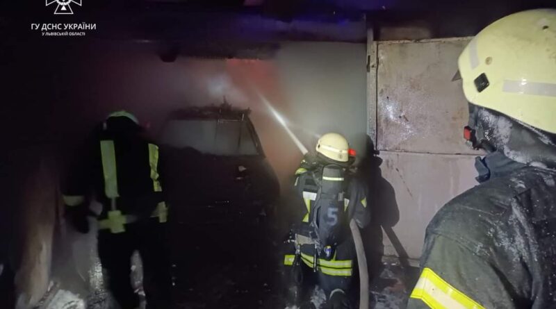 DrogMedia У Дрогобичі згорів гараж з автомобілем