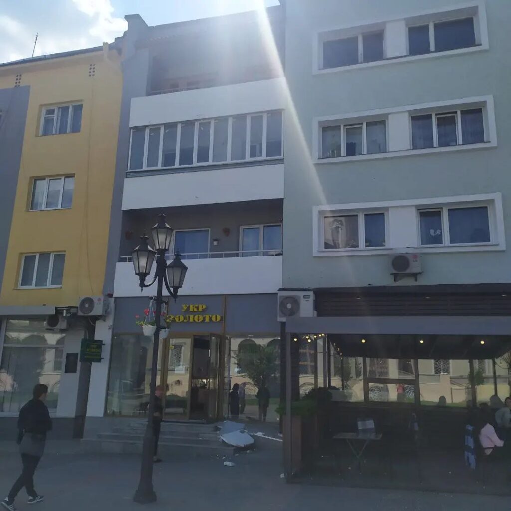 DrogMedia З оновленого фасаду на Площі Ринок відвалилася пінопластова плита з тиньком