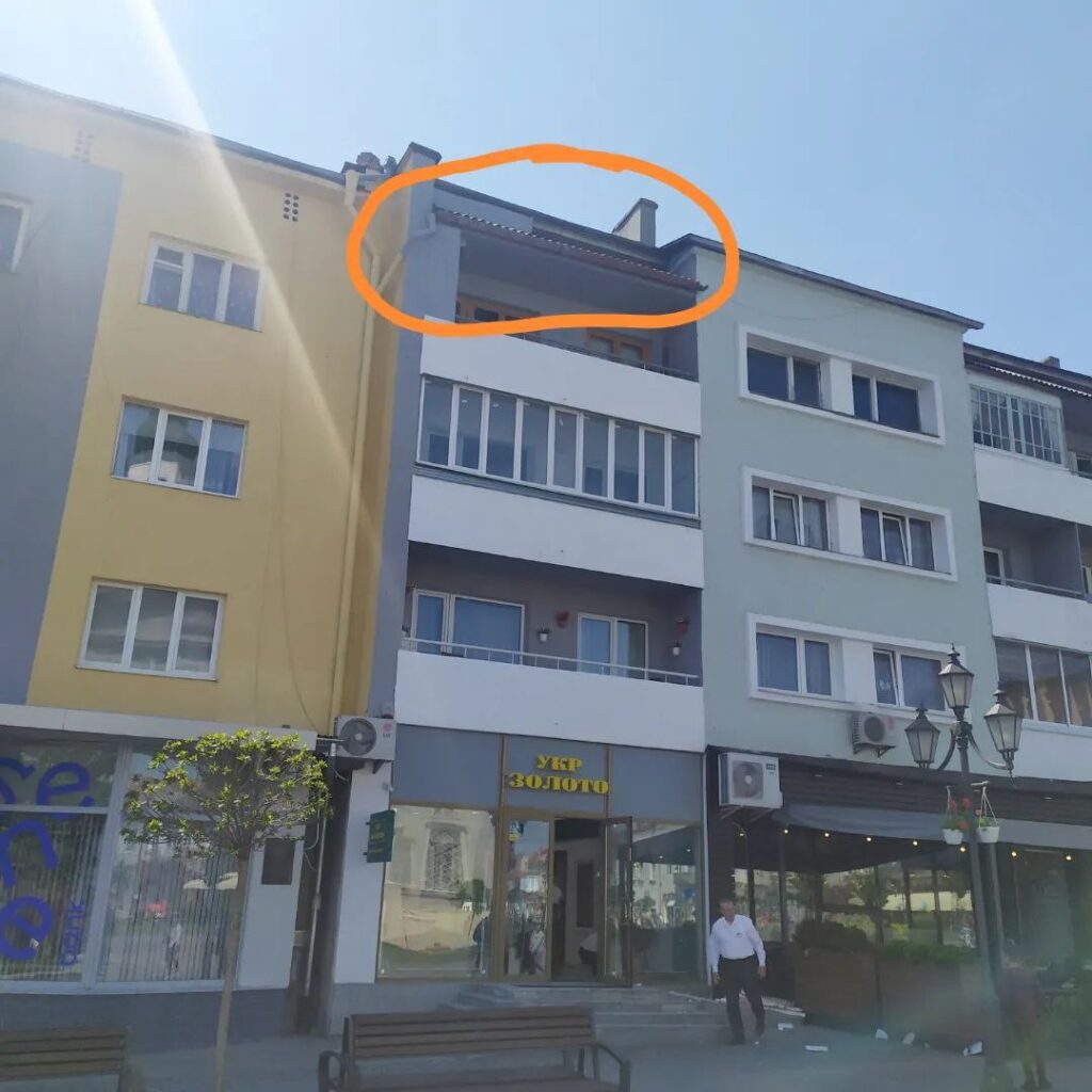 DrogMedia З оновленого фасаду на Площі Ринок відвалилася пінопластова плита з тиньком