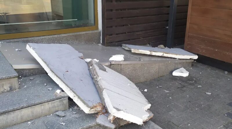 DrogMedia З оновленого фасаду на Площі Ринок відвалилася пінопластова плита з тиньком