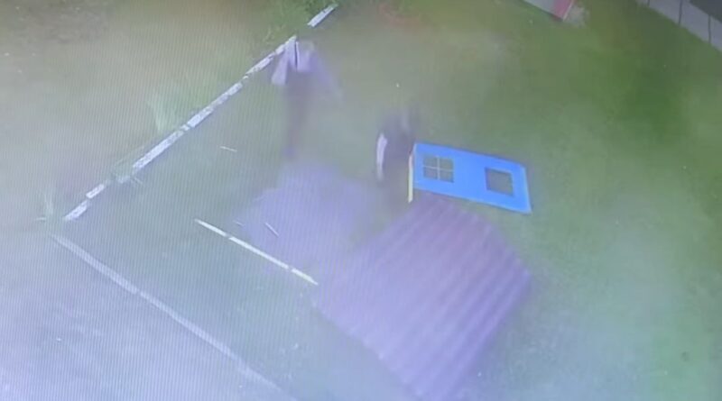 DrogMedia У Дрогобичі підлітки зруйнували хатинку на дитячому майданчику