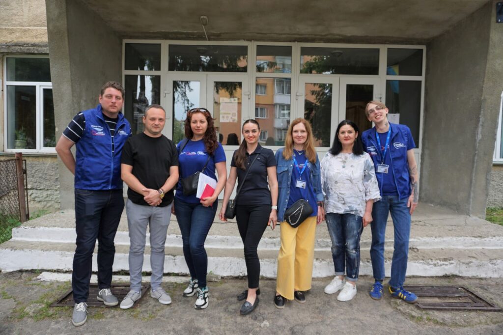DrogMedia БФ "Право на захист" передав на потреби ВПО в Дрогобичі меблі та устаткування для медкабінетів