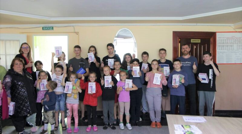 DrogMedia Діти ВПО з Дрогобиччини отримали 56 планшетів від МОМ