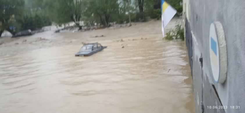 Східницю затопило: вода зносить автомобілі і магазини. ВІДЕО 2 DrogMedia Східницю затопило: вода зносить автомобілі і магазини. ВІДЕО