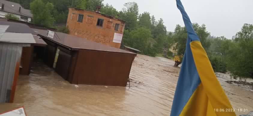 Східницю затопило: вода зносить автомобілі і магазини. ВІДЕО 4 DrogMedia Східницю затопило: вода зносить автомобілі і магазини. ВІДЕО