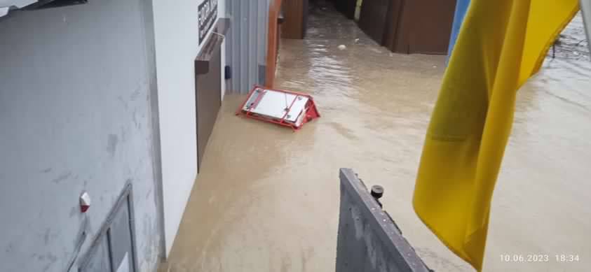 Східницю затопило: вода зносить автомобілі і магазини. ВІДЕО 3 DrogMedia Східницю затопило: вода зносить автомобілі і магазини. ВІДЕО