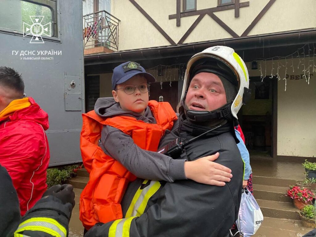 DrogMedia У Східниці з підтоплених територій врятовно 20 людей, серед них діти