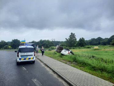 DrogMedia ДТП на Дрогобиччинні автомобіль заїхав у дорожній вказівник