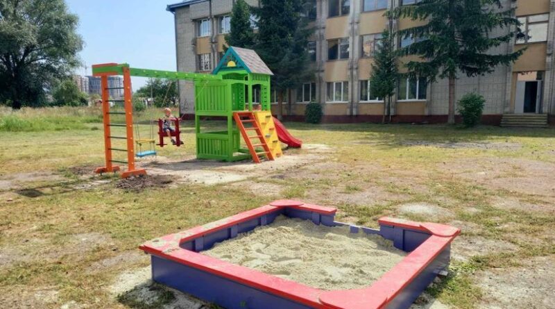 DrogMedia У Дрогобичі на території гімназії облаштували дитячий майданчик